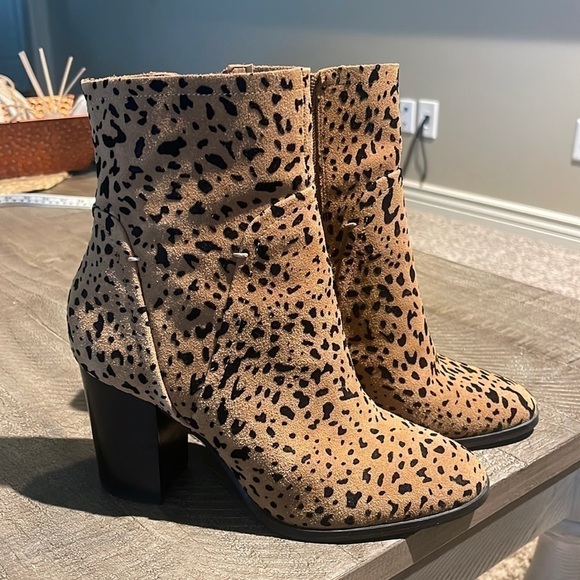 GIBSON LATIMER Lessonii Cow Leather Leopard Print Bootie 8 - Picture 2 of 11